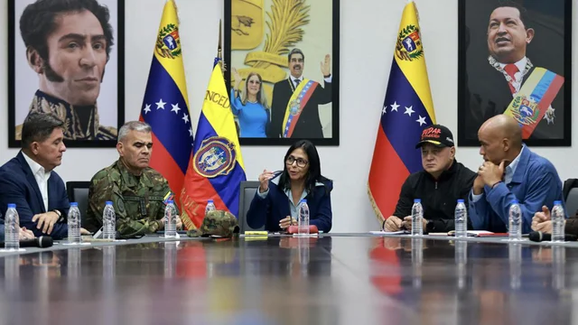 Delcy Rodríguez reúne a su gabinete y envía “amigable” mensaje a Washington para contener la presión tras la captura de Maduro