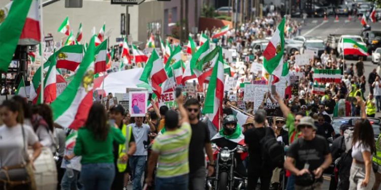 Implosión: Irán entra en su día 14 de protestas con al menos 217 muertos y un llamado abierto a la insurrección nacional