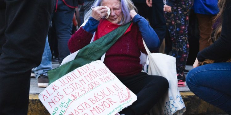 Jubilados pierden 27,4% con la nueva fórmula y se agrava la situación de quienes cobran la mínima. Podrían estar cobrando casi $100.000 más