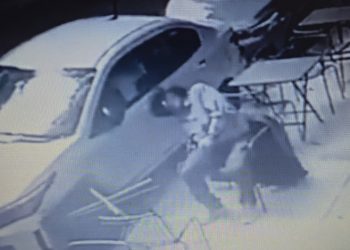 Una placa de vidrio cayó desde un balcón y provocó graves heridas a un hombre en una cafetería de Belgrano-Video-