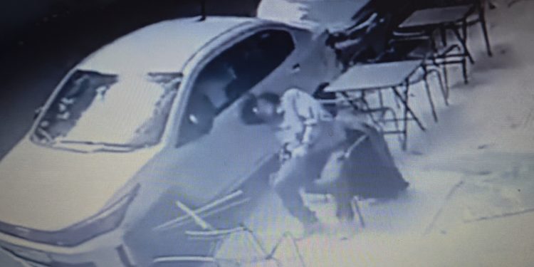 Una placa de vidrio cayó desde un balcón y provocó graves heridas a un hombre en una cafetería de Belgrano-Video-