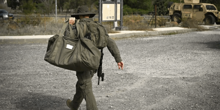 Las Fuerzas de Defensa de Israel evalúan extender el servicio obligatorio y reducir los días de reserva ante el agotamiento de tropas