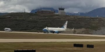 Sobreactuado revuelo político por la llegada a Ushuaia de un avión militar estadounidense en misión política con congresistas, por cierto, civiles.