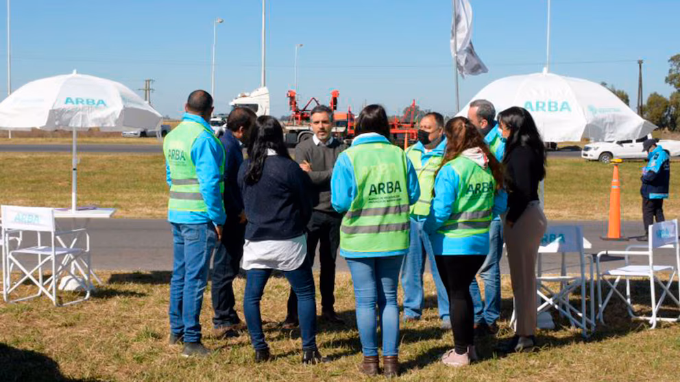 Kicillof usa inteligencia artificial para espiar y recaudar, pero ignora su potencial para combatir robos y narcotráfico