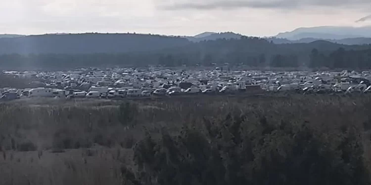 «Normalidad» en la rave no autorizada del pantano del Cenajo (Albacete) tras una noche bajo control de la Guardia Civil