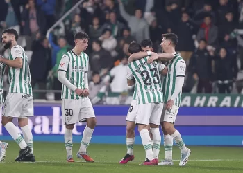 El Córdoba CF recupera su color en el 2026 con una solvente victoria ante el Burgos (2-0)