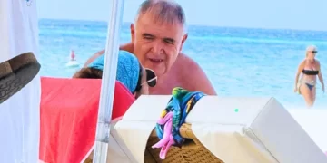 Jaldo adelantó su regreso de vacaciones tras las inundaciones y respondió a las críticas por haber estado en el Caribe