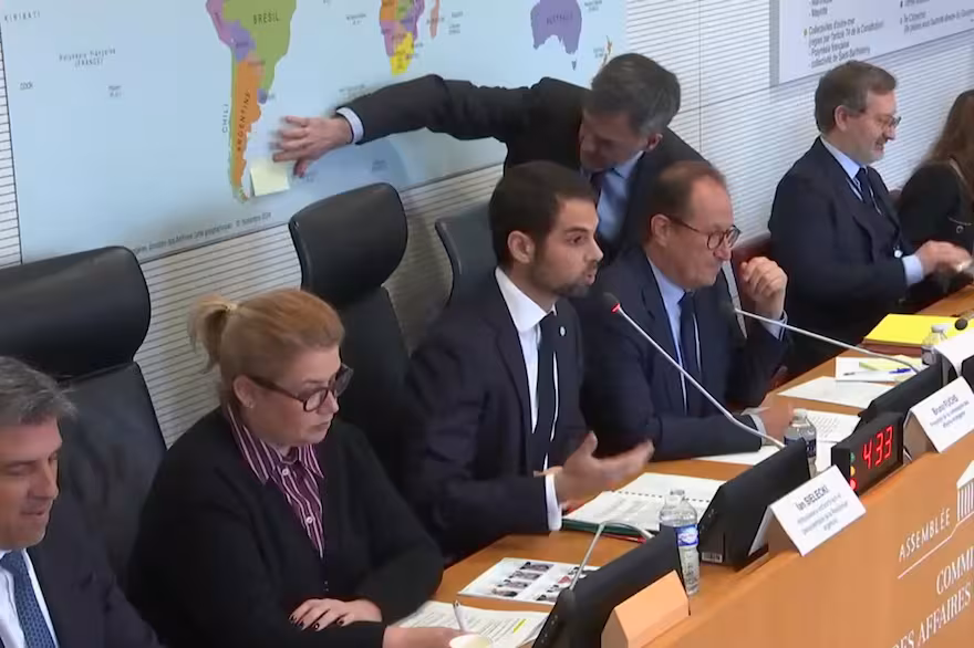 El embajador argentino en Francia frenó una audiencia en el Parlamento por un mapa que mostraba a las Islas Malvinas como territorio británico