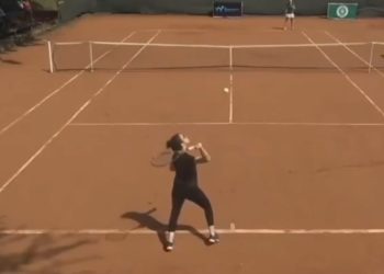 El viral papelón del mundo del tenis: una mujer jugó un partido profesional sin ni siquiera saber agarrar la raqueta