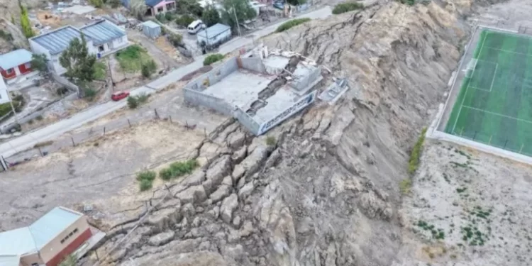 Persisten los movimientos del cerro Hermitte y se agrava la emergencia geológica en Comodoro Rivadavia-Imágenes impactantes-