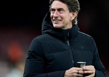 No se puede creer: el DT del Tottenham apareció tomando café con un vaso del Arsenal