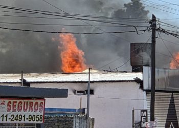 Grave incendio industrial en San Miguel obligó a un amplio despliegue de bomberos y generó alarma vecinal