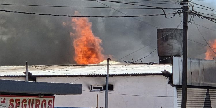 Grave incendio industrial en San Miguel obligó a un amplio despliegue de bomberos y generó alarma vecinal