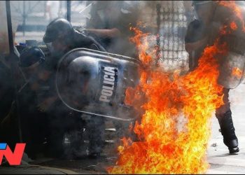 Marcha de la CGT al Congreso: Graves incidentes por lanzamiento de bomba Molotov, hay tres policias heridos
