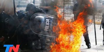 Marcha de la CGT al Congreso: Graves incidentes por lanzamiento de bomba Molotov, hay tres policias heridos
