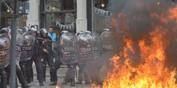 Terrorismo urbano en el Congreso: bombas molotov y ataques a la policía agravan la protesta por la reforma laboral