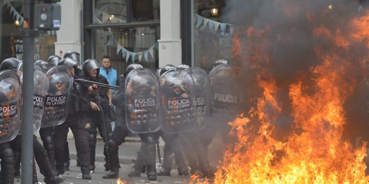 Terrorismo urbano en el Congreso: bombas molotov y ataques a la policía agravan la protesta por la reforma laboral