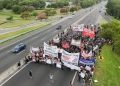 Nuevamente la violencia: Incapaces de una protesta pacifica, empleados de Fate e izquierda cortan Panamericana y Autopista a La Plata
