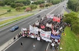 Nuevamente la violencia: Incapaces de una protesta pacifica, empleados de Fate e izquierda cortan Panamericana y Autopista a La Plata