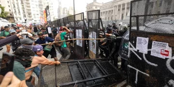 Violencia frente al Congreso: vallas derribadas, disturbios y detenidos en una protesta contra la reforma laboral