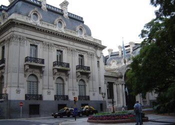 La Argentina debe convertir su diplomacia en un engranaje para atraer inversiones y generar empleo formal