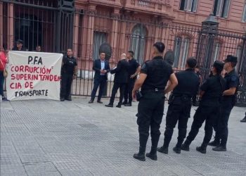 Urgente: Policía Federal se esposa a la reja de Casa Rosada y expone salarios bajos, falta de equipamiento y crisis de la obra social