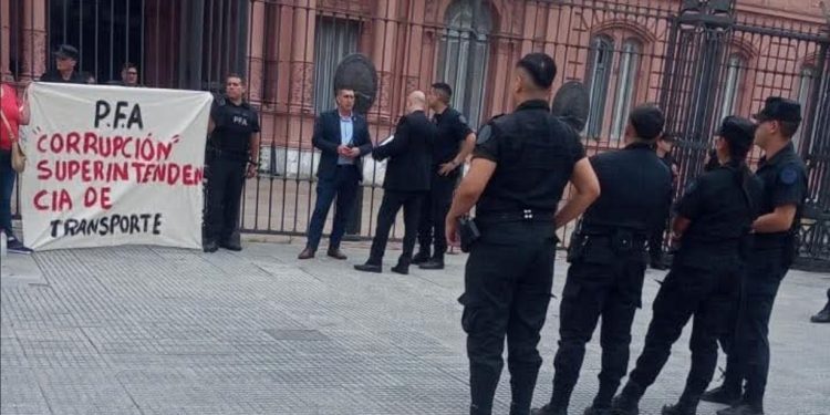 Urgente: Policía Federal se esposa a la reja de Casa Rosada y expone salarios bajos, falta de equipamiento y crisis de la obra social