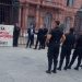 Urgente: Policía Federal se esposa a la reja de Casa Rosada y expone salarios bajos, falta de equipamiento y crisis de la obra social