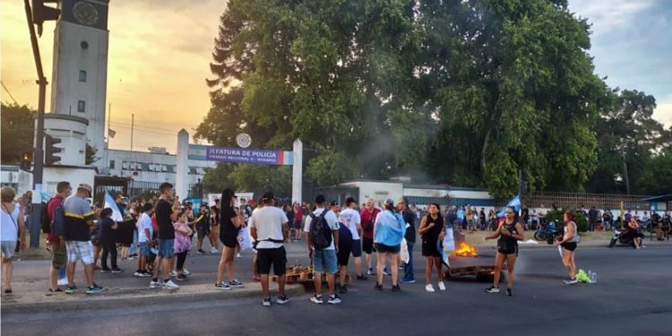 Santa Fe – Protesta policial podría incentivar a fuerzas federales a reclamar