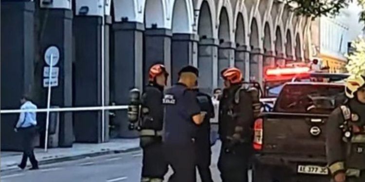 Explosión al manipular un paquete en la escuela de Gendarmería reabre la alerta por envíos diferidos y fallas de control interno