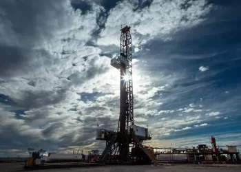 Cambios en Vaca Muerta: se retiran multinacionales, crecen los jugadores locales y el proyecto de GNL suma socios estatales