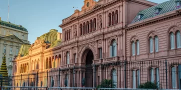 La Argentina del simulacro y el vértigo del cospel: Crónica de una modernización entre escombros.