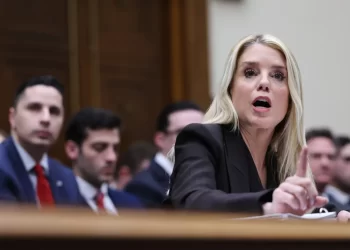 Bondi choca con demócratas por los archivos de Epstein y el DOJ queda bajo fuego cruzado en el Congreso