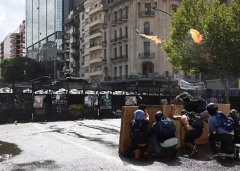 Demostrando fuerte entrenamiento, armaban una bomba molotov para atacar a la Policía frente al Congreso