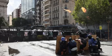 Demostrando fuerte entrenamiento, armaban una bomba molotov para atacar a la Policía frente al Congreso