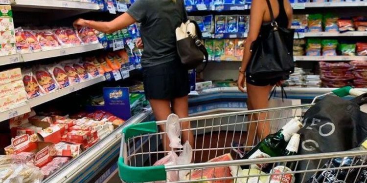 Positivo: La inflación habría desacelerado en enero pero seguiría por encima del 2% mensual, según estimaciones privadas