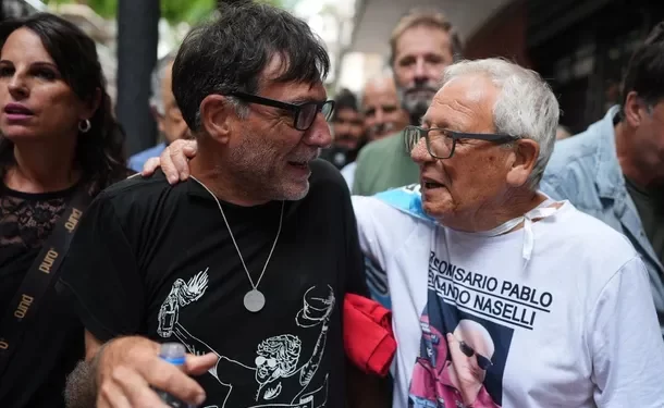 La izquierda violenta comandada por un cura copó la marcha de jubilados y convirtió un reclamo legítimo en una jornada de disturbios frente al Congreso