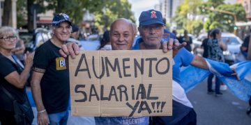 Policía bonaerense “en llamas”: golpearon a un jefe departamental durante una protesta en Mar del Plata mientras Kicillof guarda silencio