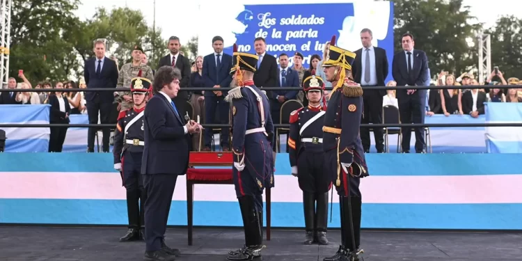 Milei reivindicó el sable de San Martín y cargó contra quienes “desfinanciaron a las Fuerzas Armadas”