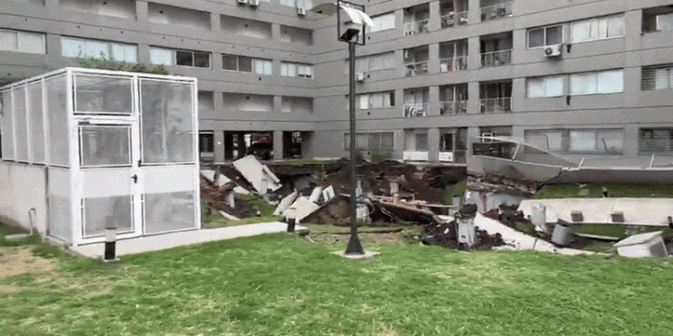 Derrumbe en Parque Patricios: evacuaron a 300 familias tras el colapso de un garaje subterráneo