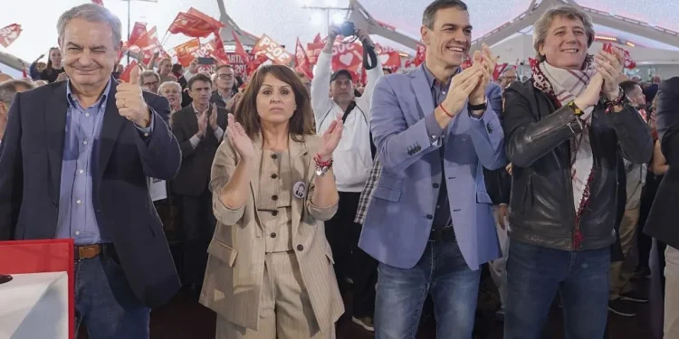 Sánchez y Zapatero cerraron la campaña del PSOE en Castilla y León con el “No a la guerra” como bandera frente a Aznar y la derecha