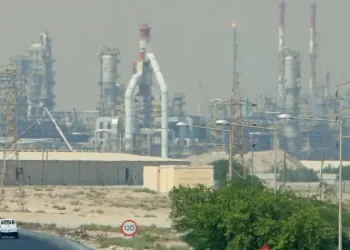 Ataques a refinerías en Kuwait y amenaza sobre Ormuz: Irán lleva la guerra energética a un nuevo umbral mientras analiza cobrar peaje en el estrecho