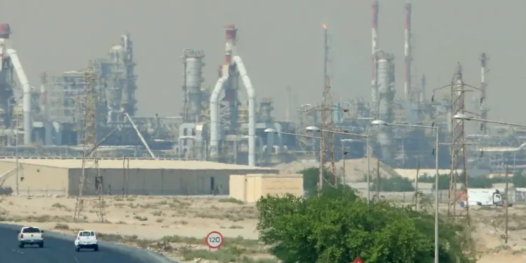 Ataques a refinerías en Kuwait y amenaza sobre Ormuz: Irán lleva la guerra energética a un nuevo umbral mientras analiza cobrar peaje en el estrecho