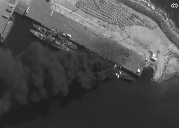 Estados Unidos hunde una corbeta iraní en el golfo de Omán y desmiente que el USS Abraham Lincoln haya sido alcanzado