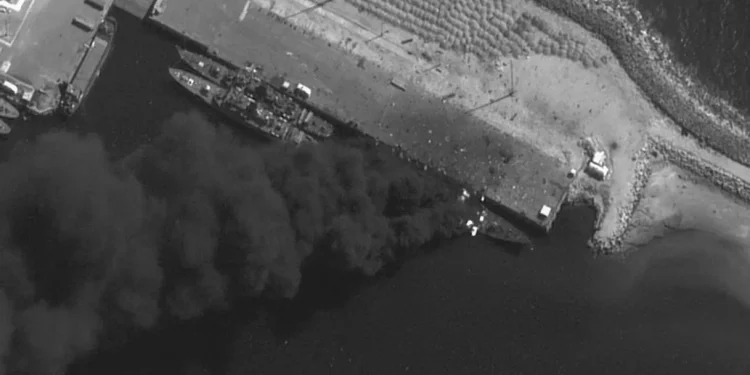 Estados Unidos hunde una corbeta iraní en el golfo de Omán y desmiente que el USS Abraham Lincoln haya sido alcanzado