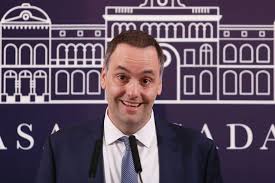 Adorni vuelve al atril para intentar recuperar el mando político en medio de la tormenta interna