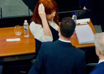 Cristina Kirchner convirtió su paso por el tribunal en proclama política y evitó responder sobre la causa y los miles de millones robados.