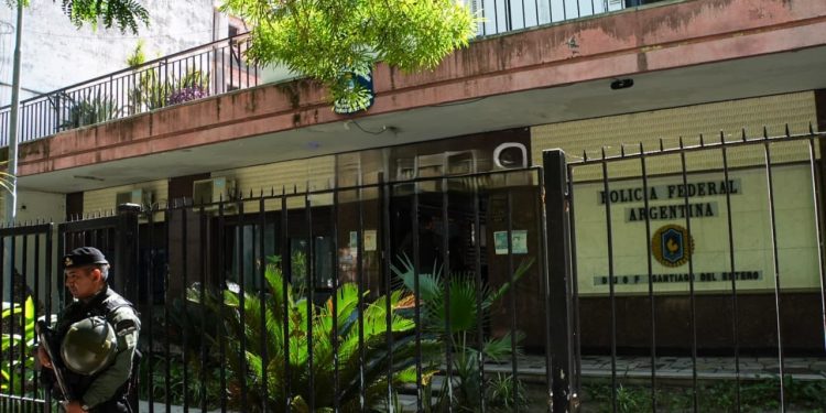 Gendarmería irrumpió en la delegación de la Policía Federal en Santiago del Estero y abrió un escándalo por presunto desvío de droga secuestrada