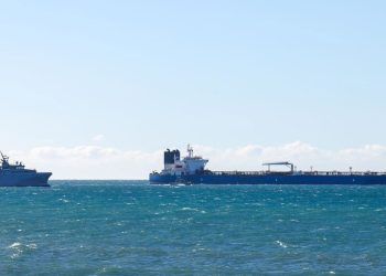 Irán eleva la presión sobre el Golfo: afirma haber atacado un petrolero de EEUU y drones impactan en Azerbaiyán mientras crece la alarma por Ormuz