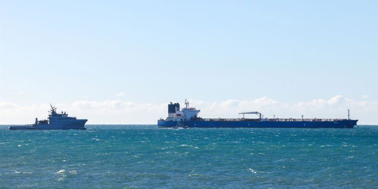 Irán eleva la presión sobre el Golfo: afirma haber atacado un petrolero de EEUU y drones impactan en Azerbaiyán mientras crece la alarma por Ormuz